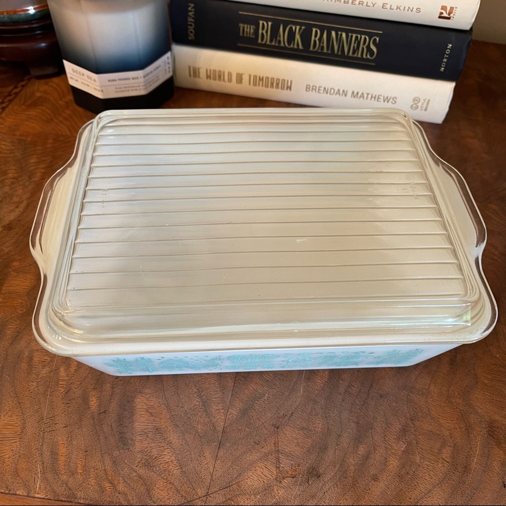 Turquoise on White Butterprint Pyrex 503, 1.5 quart Vintage casserole dish lid - Picture 5 of 5